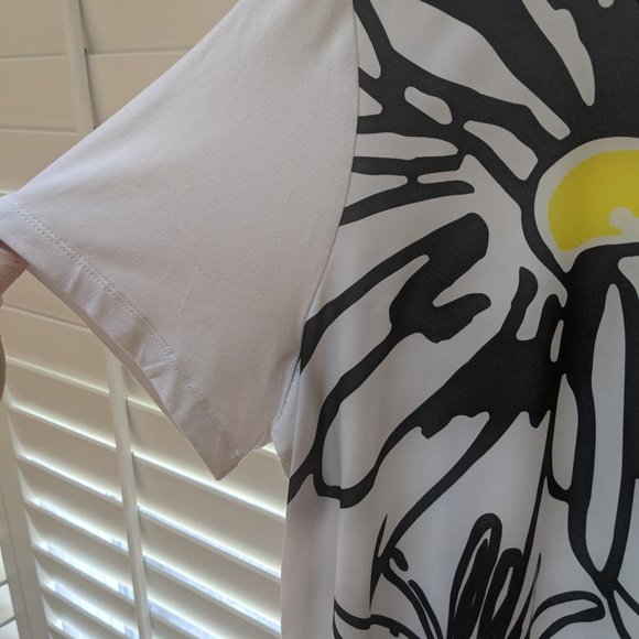 Women's XL Graphic Daisy Tee Shirt - Picture 6 of 7
